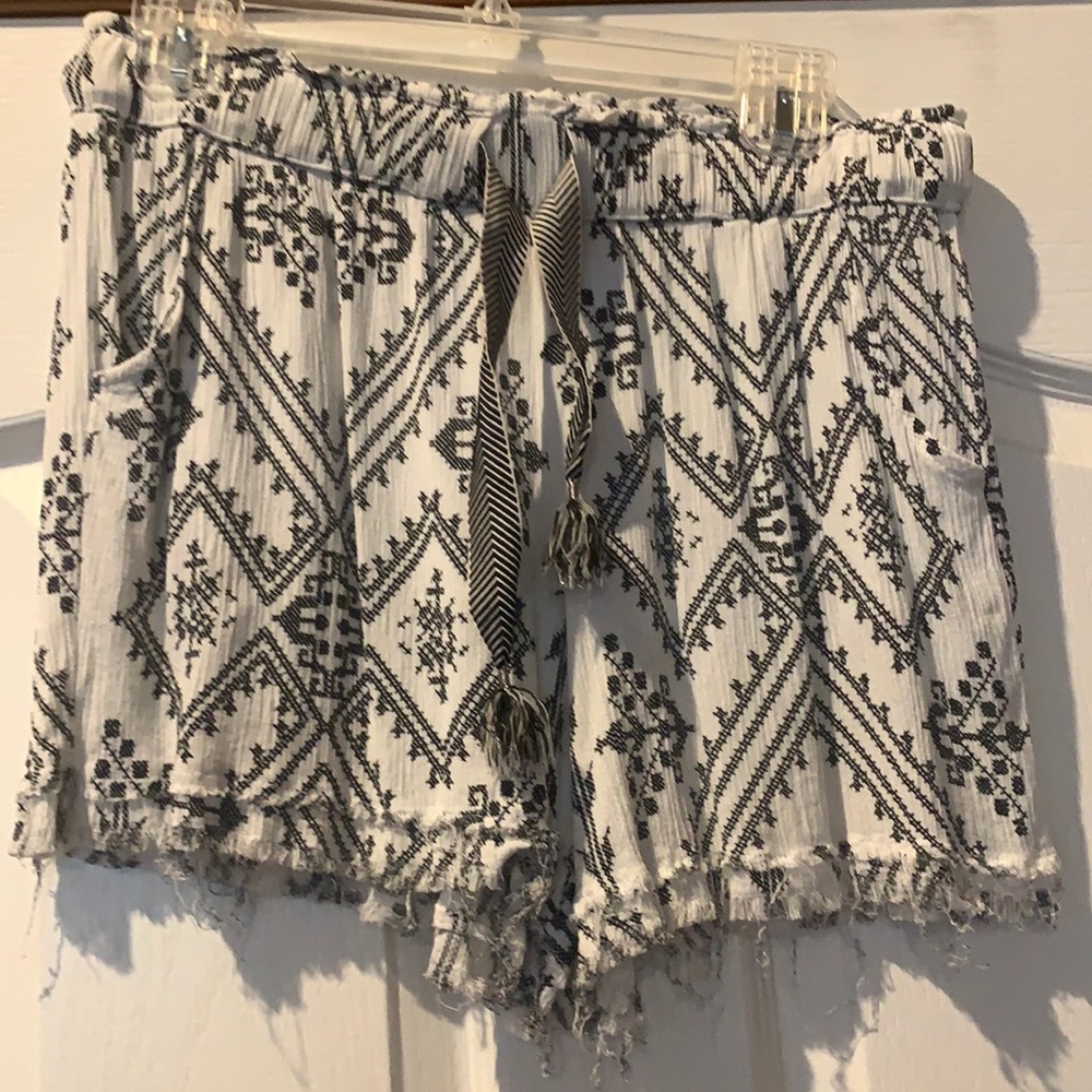 Signature studio Fun shorts- geometrical white with black print